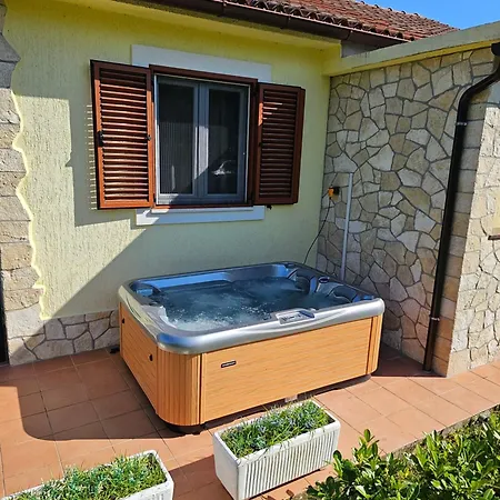 Casa Ondina - Private House With Jacuzzi & Garden In Central Istria بيت للعطل Šumber